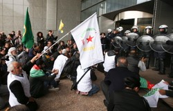 Grupa Kurdów wtargnęła do PE. Apelowali pomoc dla syryjskiego miasta Kobane