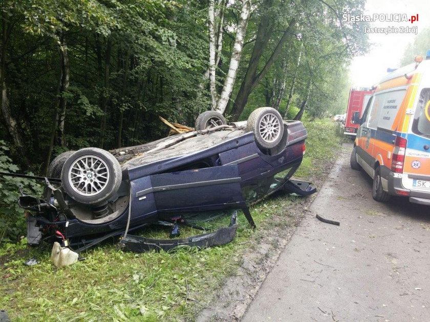 Auto skończyło na dachu