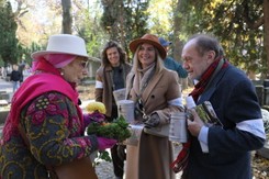 Kwesta na Powązkach z okazji Wszystkich Świętych. 'Zatrzymaliśmy się tutaj w tej samej sprawie'