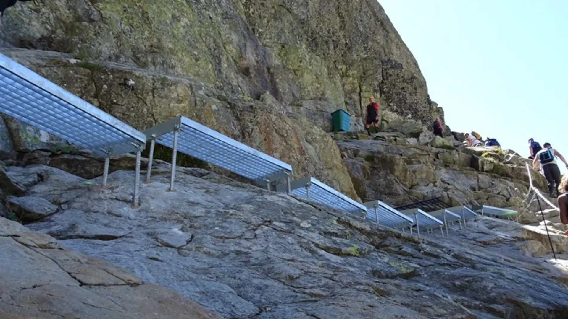 Bryczka na Morskie Oko to nic. Na szlaku na Rysy zamontowano metalowe schody