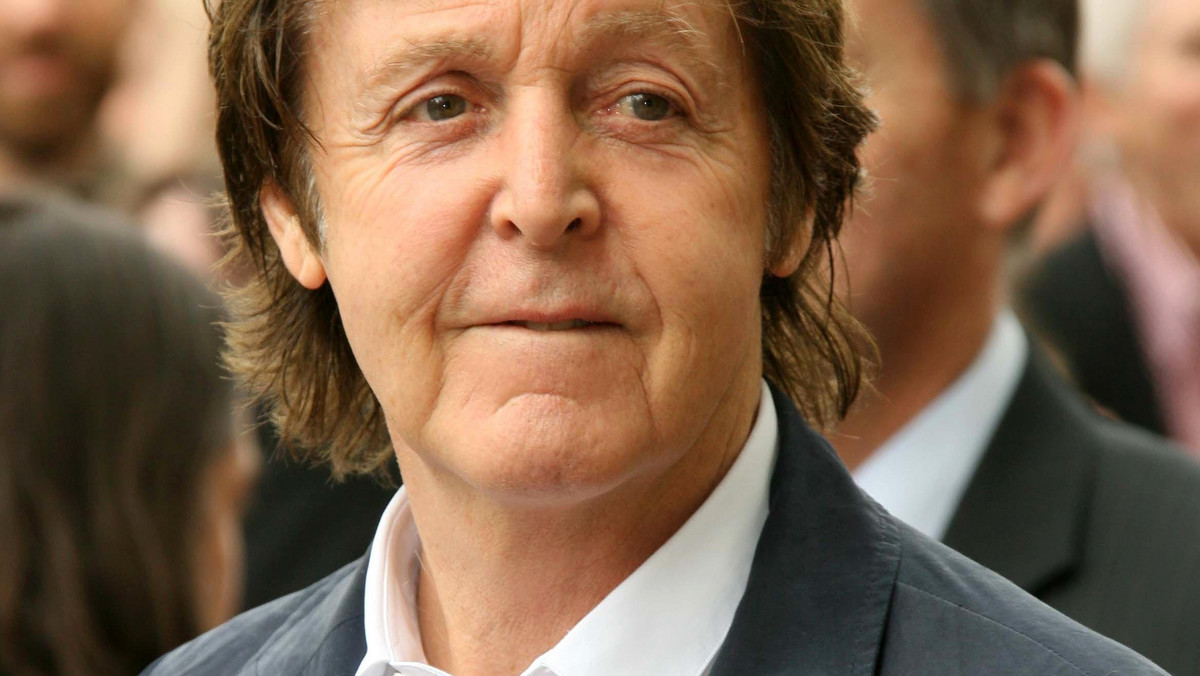 Paul McCartney trenuje jogę w zaskakującej pozycji. 80-latek stał na głowie