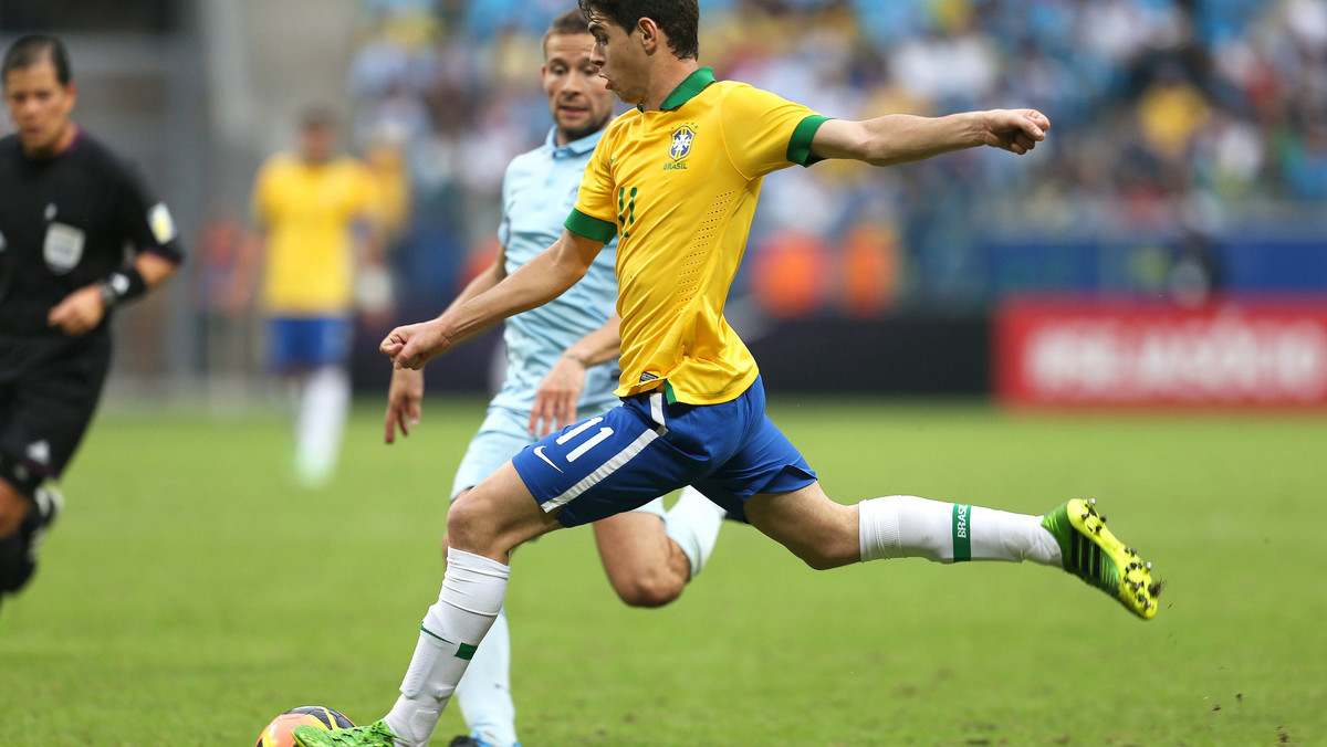 Reprezentacja Brazylii pokonała Francję 3:0 (0:0) w międzypaństwowym towarzyskim meczu piłkarskim rozegranym na Arena do Gremio w Porto Alegre. To pierwsze zwycięstwo Canarinhos nad Trójkolorowymi od 1992 roku.