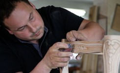 'Taki Ludwik XXI wieku'. W Stanisławie Dolnym robią meble do apartamentu papieskiego. ZDJĘCIA