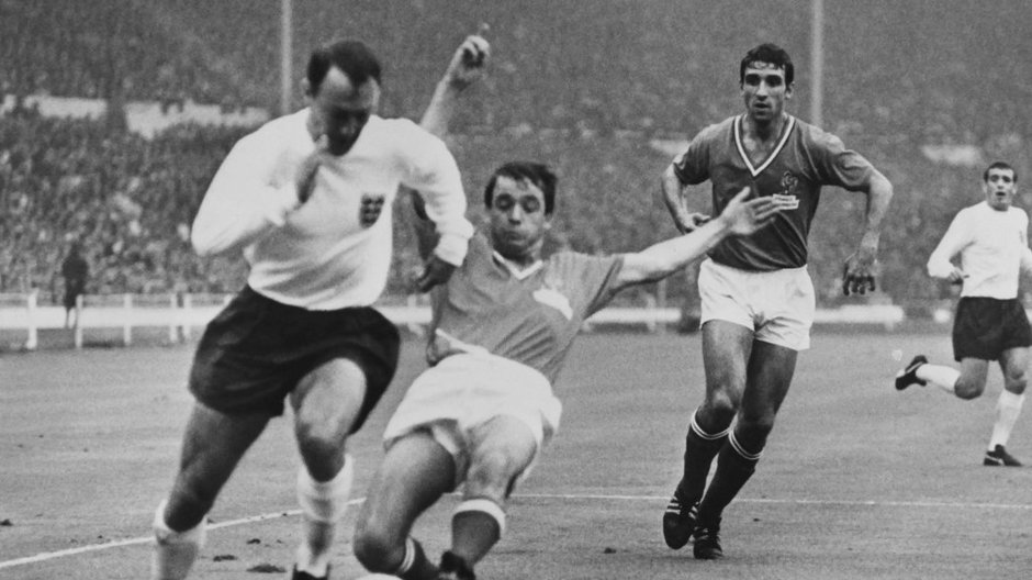 Jimmy Greaves (L) i francuski piłkarz Jacky Simon (P). Wembley, 20 lipca 1966 r. 