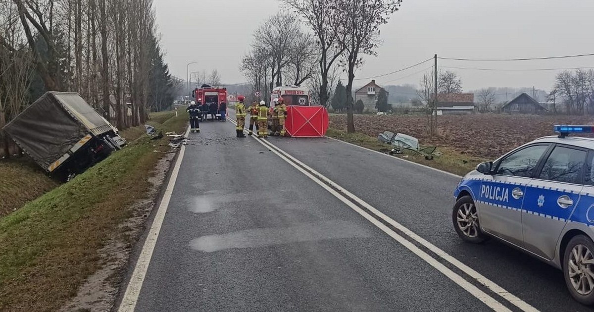 Dramat na trasie Nowy Korczyn — Opatowiec. Auto zderzyło się z ciężarówką