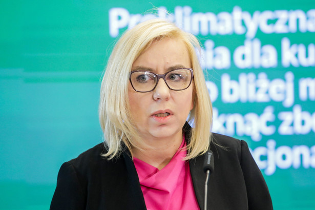 Minister klimatu i środowiska Paulina Hennig-Kloska podczas konferencji prasowej