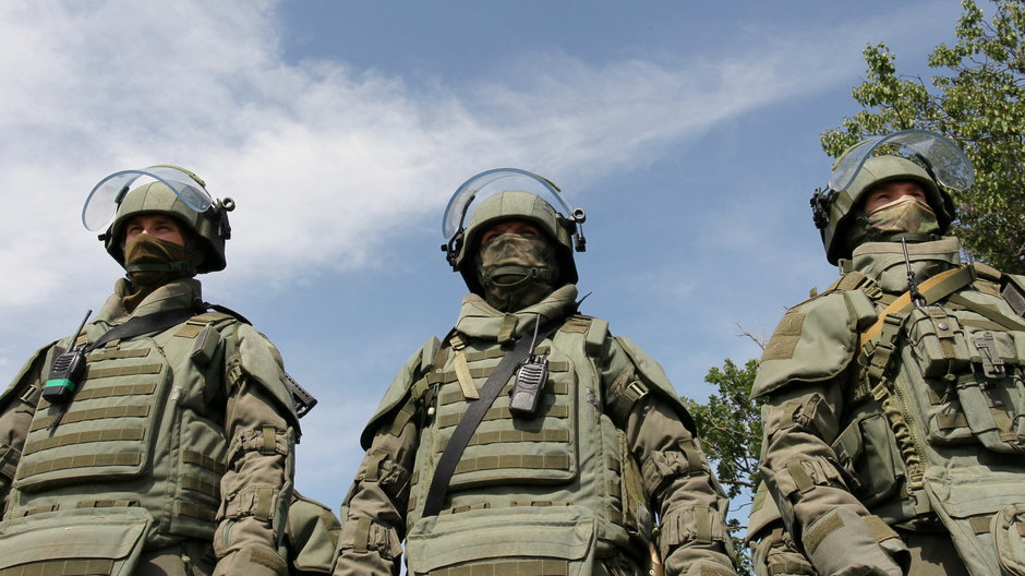 Rosyjscy żołnierze podczas operacji rozminowywania pola w obwodzie donieckim na Ukrainie, 23 czerwca 2023 r.