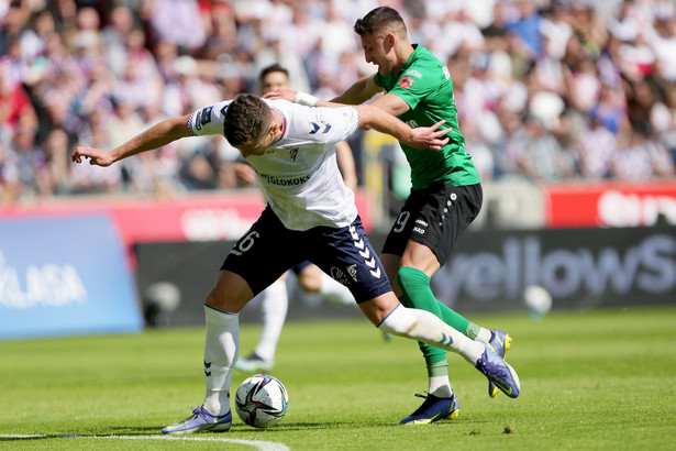 Zawodnik Górnika Zabrze Rafał Janicki (L) i Przemysław Banaszak (P) z Górnika Łęczna podczas meczu 33. kolejki piłkarskiej Ekstraklasy