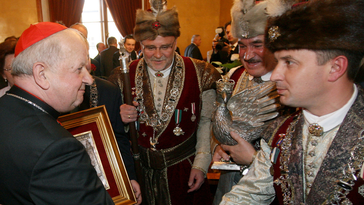 SB szykowała prowokację obyczajową przeciwko kard. Stanisławowi Dziwiszowi - powiedział serwisowi tvp.info dyrektor krakowskiego IPN Marek Lasota.