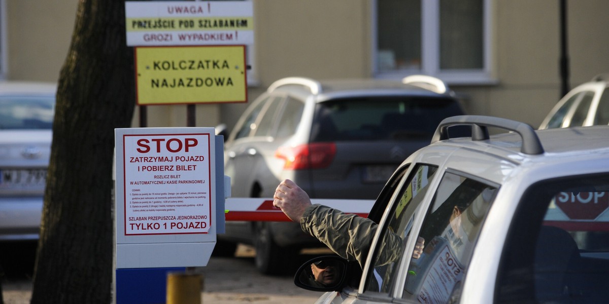 Za parkowanie na przyszpitalnych parkingach pobierane są opłaty. Rzecznik Praw Obywatelskich pisał do ministra zdrowia z apelem m.in. o określenie maksymalnych stawek opłat. 