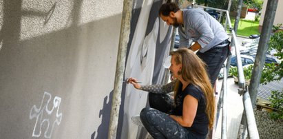 Mural z Riedlem ozdobi blok w Tychach. Miejsce nie jest przypadkowe