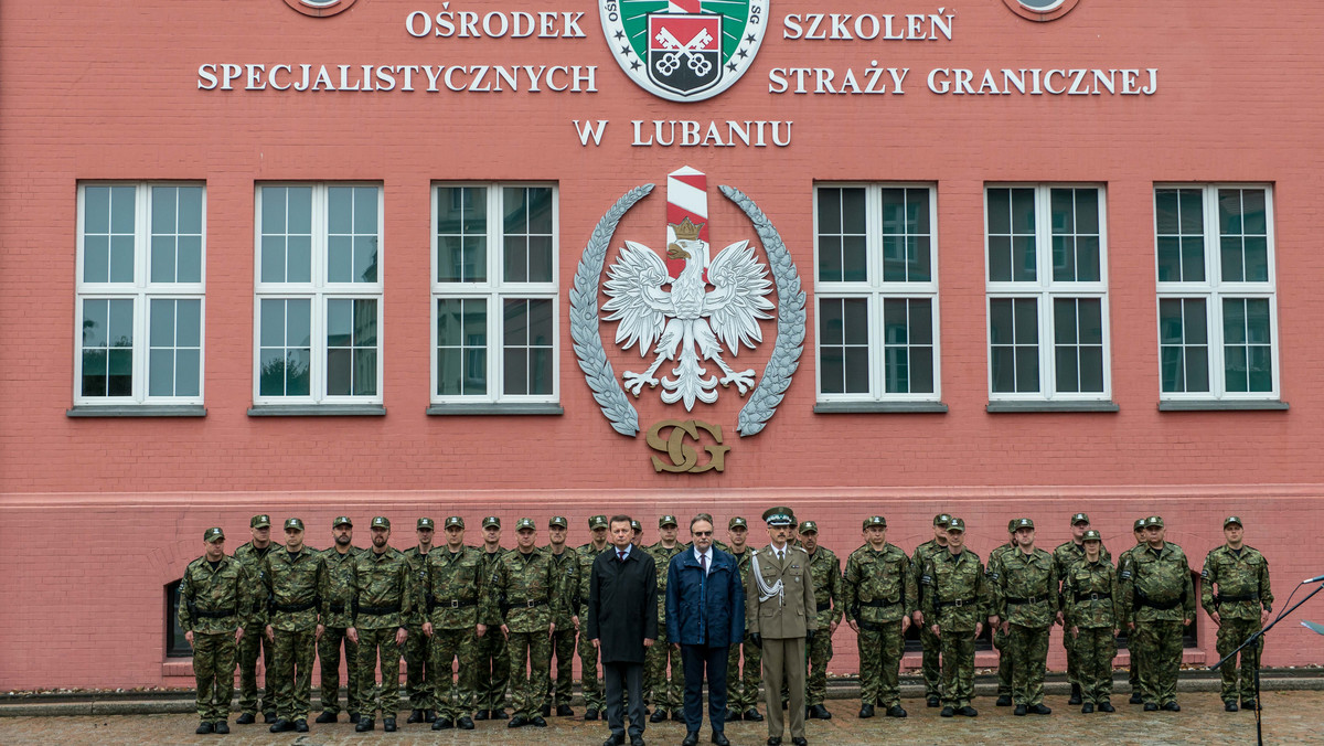 Imię generała brygady Wojska Polskiego Wilhelma Orlika-Rueckemanna nadano dziś Ośrodkowi Szkolenia Specjalistycznego SG w Lubaniu. - To postać niezwykła, wręcz pomnikowa - powiedział podczas uroczystości nadania imienia i sztandaru szef MSWiA Mariusz Błaszczak.