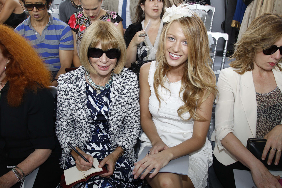 Anna Wintur i Blake Lively na pokazie mody Diora w Paryżu
