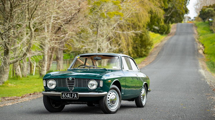 Alfa Romeo Giulia - Az autó nevét egyes történetek szerint Rómeó és Júlia története inspirálta.