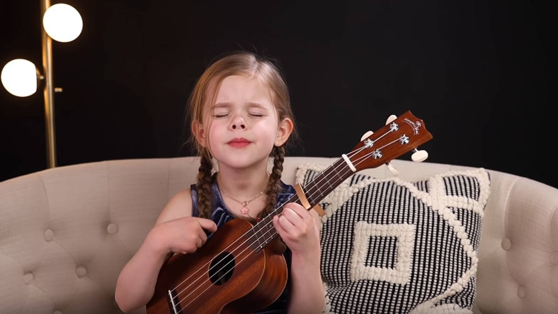 6latka śpiewa hit Elvisa Presleya, gra przy tym na ukulele i jest prze