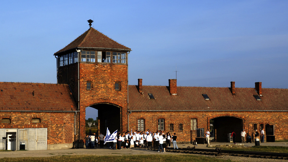 Konto na Twitterze Muzeum Auschwitz. Jak jest prowadzone?