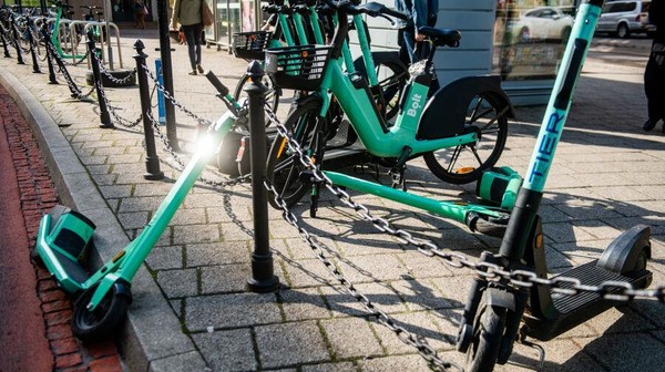 Kraków rozpoczął procedurę podpisywania umowy z operatorami hulajnóg elektrycznych, która ma uporządkować prowadzenie tych usług w mieście.