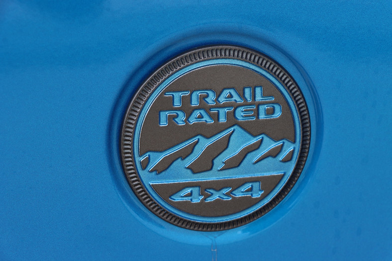 Oznaczenie Trail Rated potwierdza, że Wrangler został tak zaprojektowany, aby skutecznie przejść testy w pięciu kategoriach: trakcja, głębokość brodzenia, zwrotność, artykulacja zawieszania, prześwit.