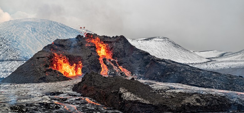 Fagradalsfjall znów wybuchł, lawa wypływa wąską szczeliną. "Erupcja wydaje się niewielka, ale..."