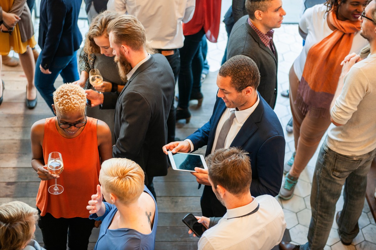 Co robić, a czego unikać w networkingu? Eksperci mówią, jak pomóc swojej karierze
