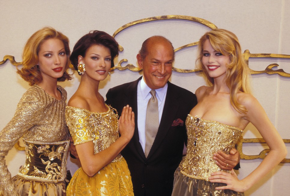 Christy Turlington, Linda Evangelista és Claudia Schiffer fogják közre Oscar de la Renta-t (1992)