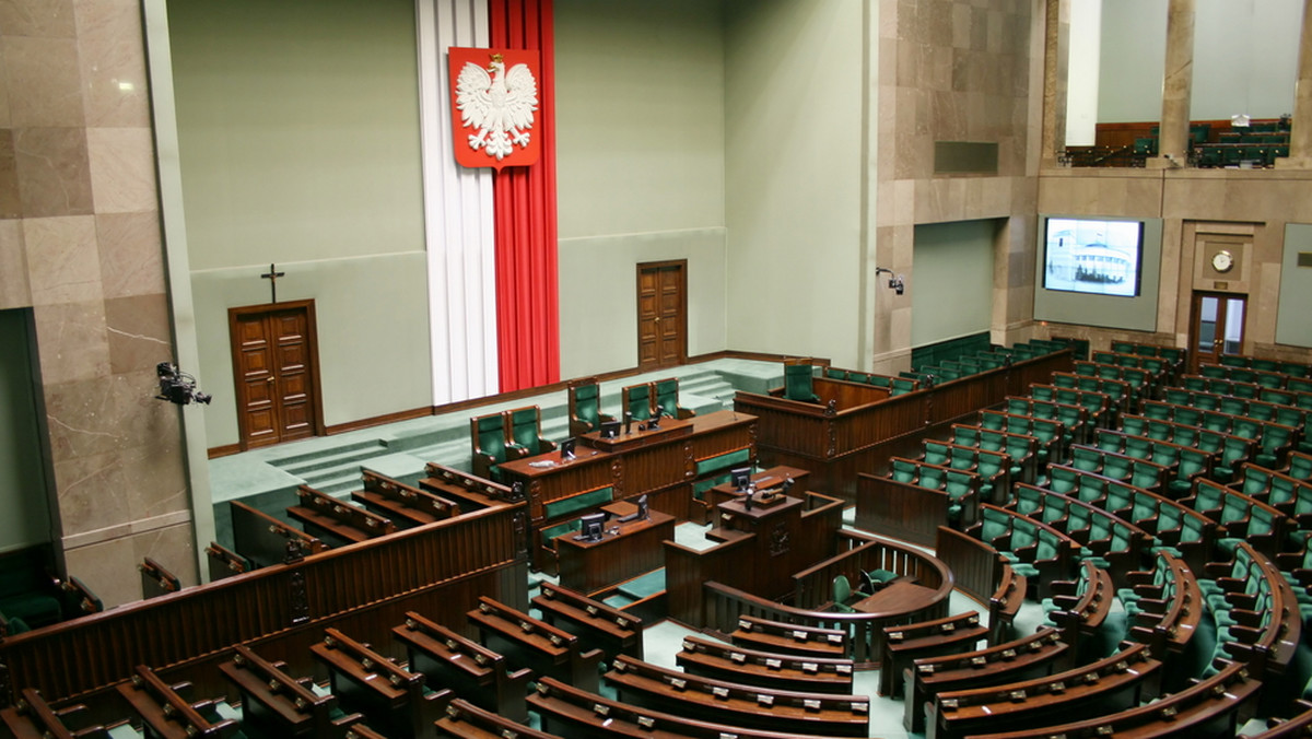 W czwartek po godz. 9.00 rozpoczęło się 102. - ostatnie z zaplanowanych - posiedzenie Sejmu VII kadencji. Posłowie zajmą się m.in. wetem prezydenta Andrzeja Dudy do ustawy o uzgodnieniu płci.