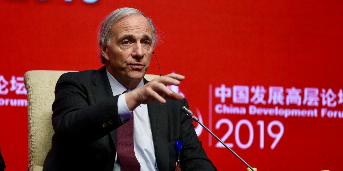 Ray Dalio, założyciel Bridgewater Associates, upatruje w Chinach nowego globalnego mocarstwa i szansy dla inwestorów. O ile wojna handlowa z USA nie eskaluje do ogromnych rozmiarów