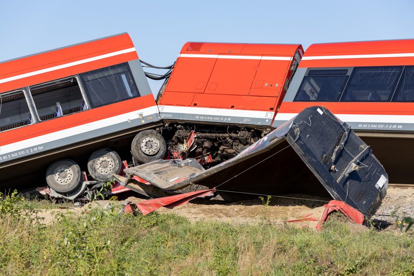 Dramat w Kołbaskowie. Ciężarówka zderzyła się z pociągiem