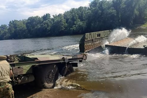 (FOTO) Preko Velike Morave kod Svilajnca ponovo može pontonskim mostom: Vojska Srbije juče premostila reku