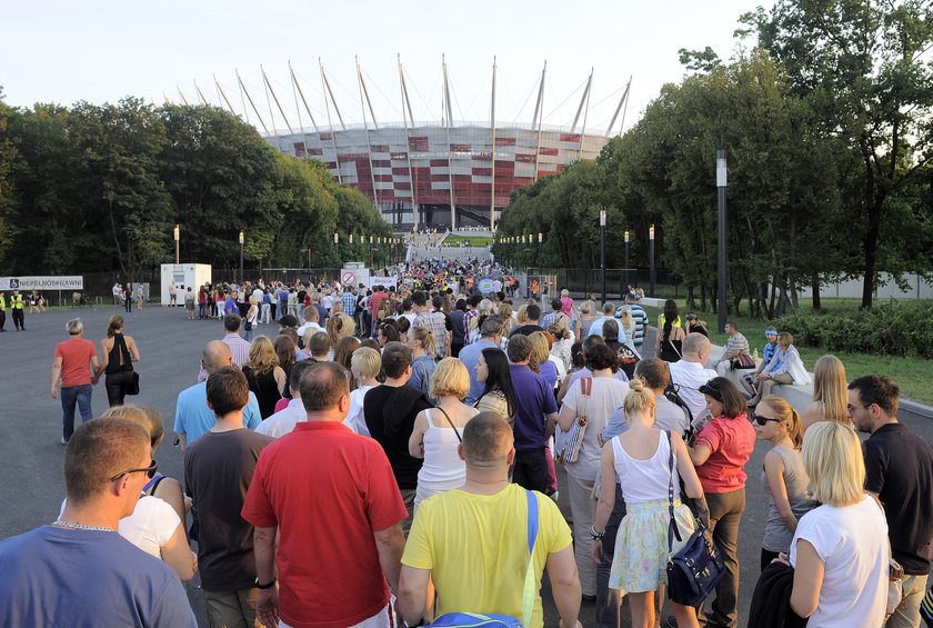 Tłumy ciągną na stadion