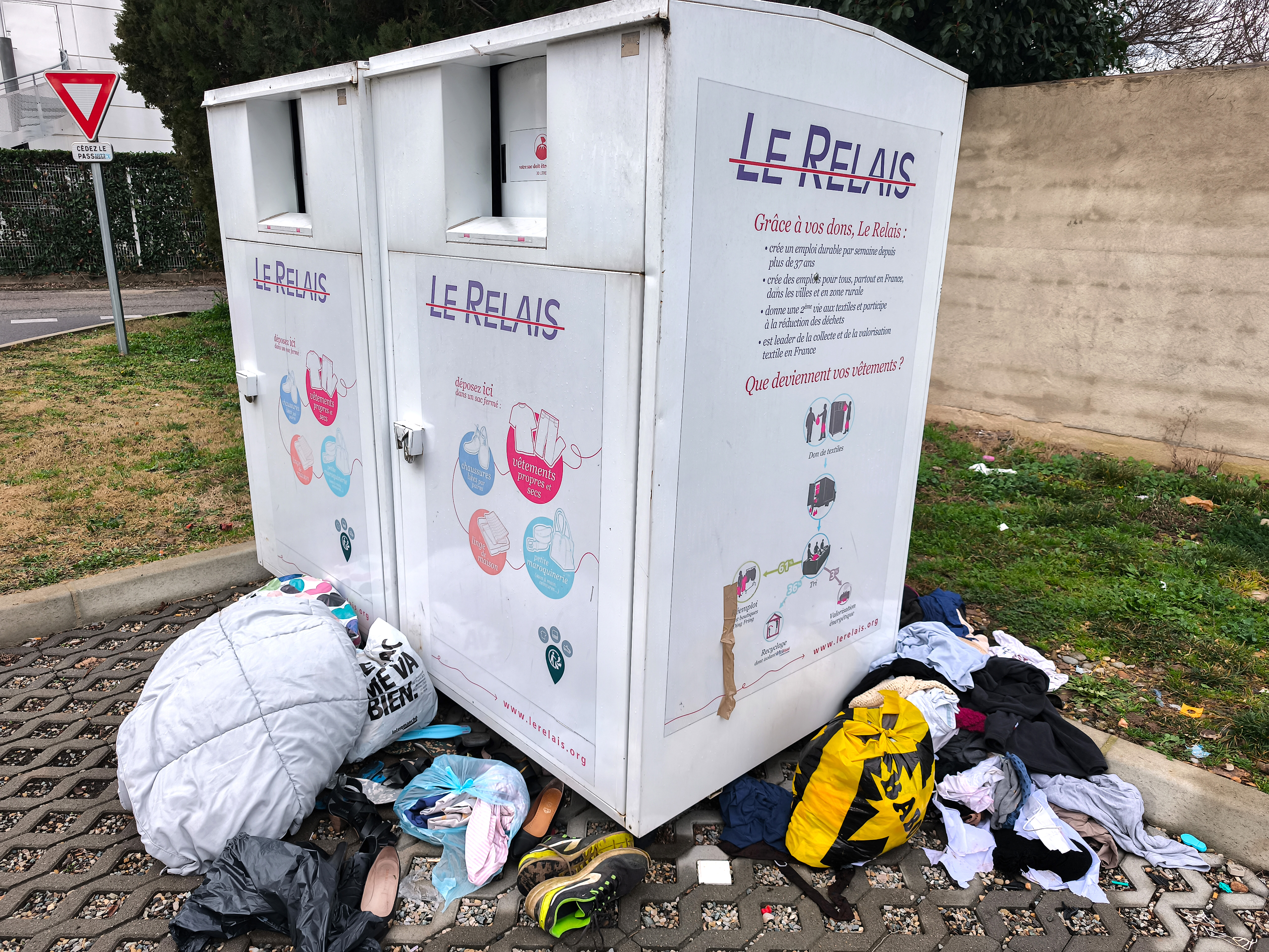 Shein, Zara, Primark: Schneider will Hersteller für Textilmüll zahlen lassen