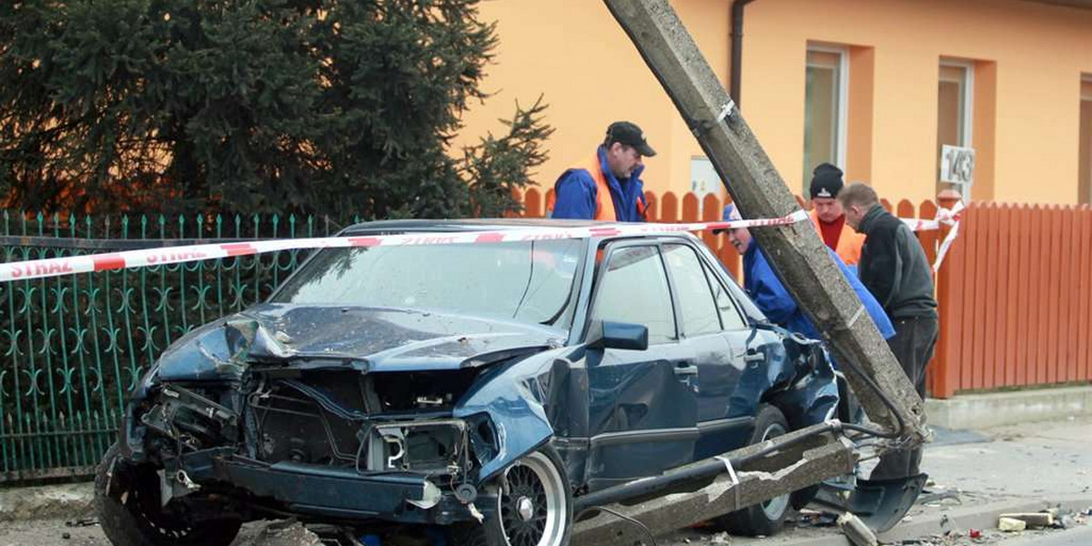 Staranował płot i ściął słup elektryczny. ZDJĘCIA