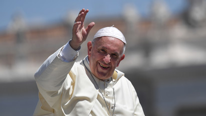 Fagyit osztogat névnapja alkalmából Ferenc pápa