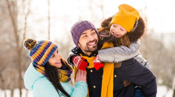 Egy kutatás szerint az emberek 38 százaléka évente legfeljebb egyszer mossa ki a kabátját, 28 százaléka pedig a sálját / Fotó: Shutterstock