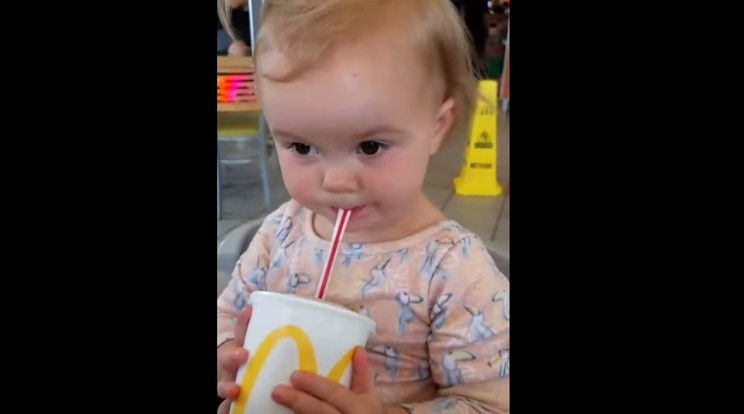 A kislány először iszik kólát
