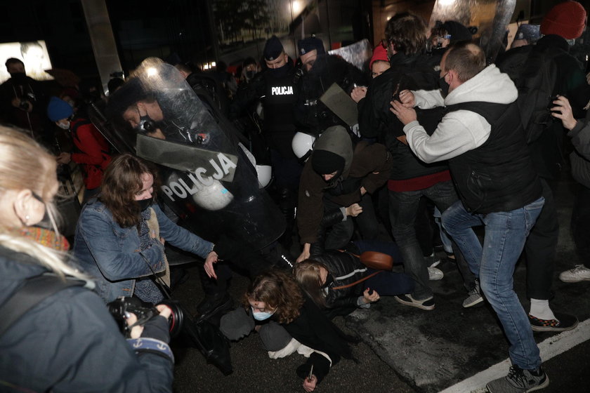 Trwa protest kobiet w Warszawie. Doszło do przepychanek z policją