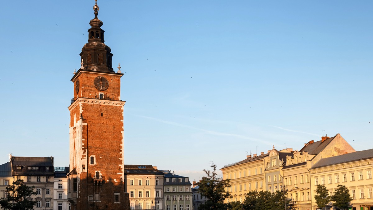 Ukazała się bogato ilustrowana, trzytomowa publikacja "Dwory Małopolski - historia i współczesność". Jej autorką jest sądecka historyk sztuki Marzanna Raińska. W jej ocenie dwory są niezwykłe, ponieważ zamieszkująca je szlachta miała nieokiełznaną wyobraźnię.