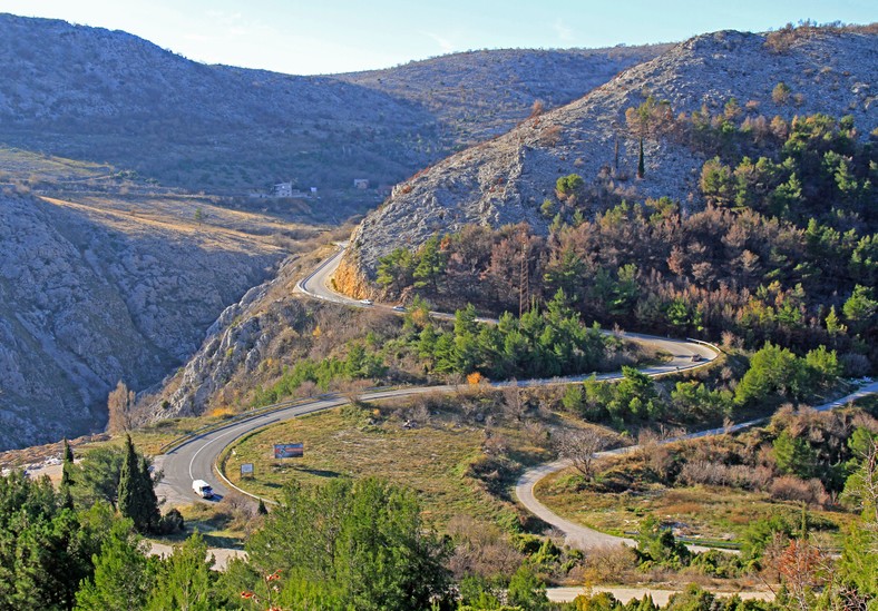 Un camino montañoso y sinuoso lleva de Medjugorje a Mostar
