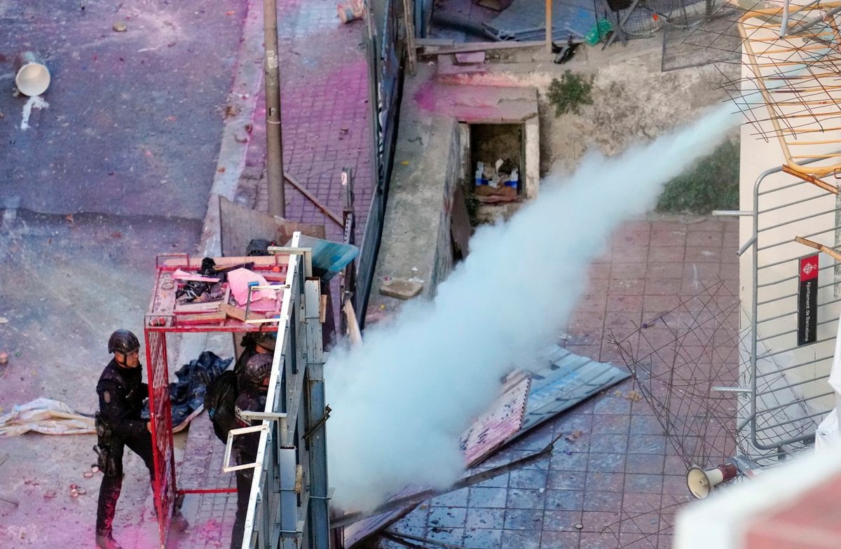 Policja eksmituje squattersów z dwóch budynków w Barcelonie