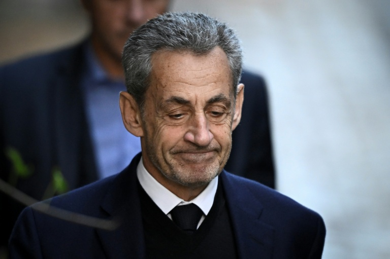 À peine sorti: Sarkozy annonce un livre sur ses 3 semaines