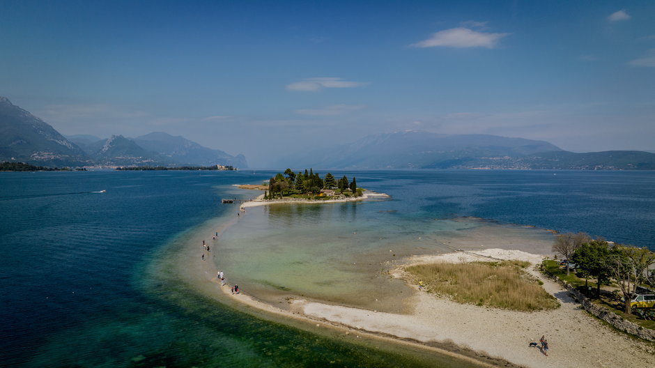 Lago di Garda, największe jezioro we Włoszech, 28 kwietnia 2023 r. Poziom wody wynosi w nim 45,8 cm, co jest najniższym notowanym poziomem w historii. Jezioro zawiera zaledwie jedną czwartą swej normalnej pojemności wody