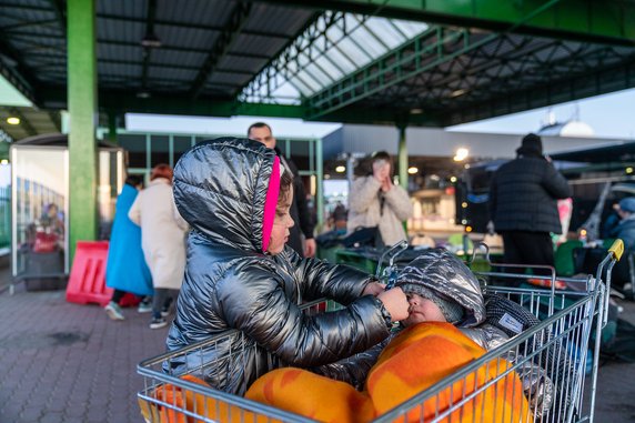 Dzieci na terminalu odpraw granicznych