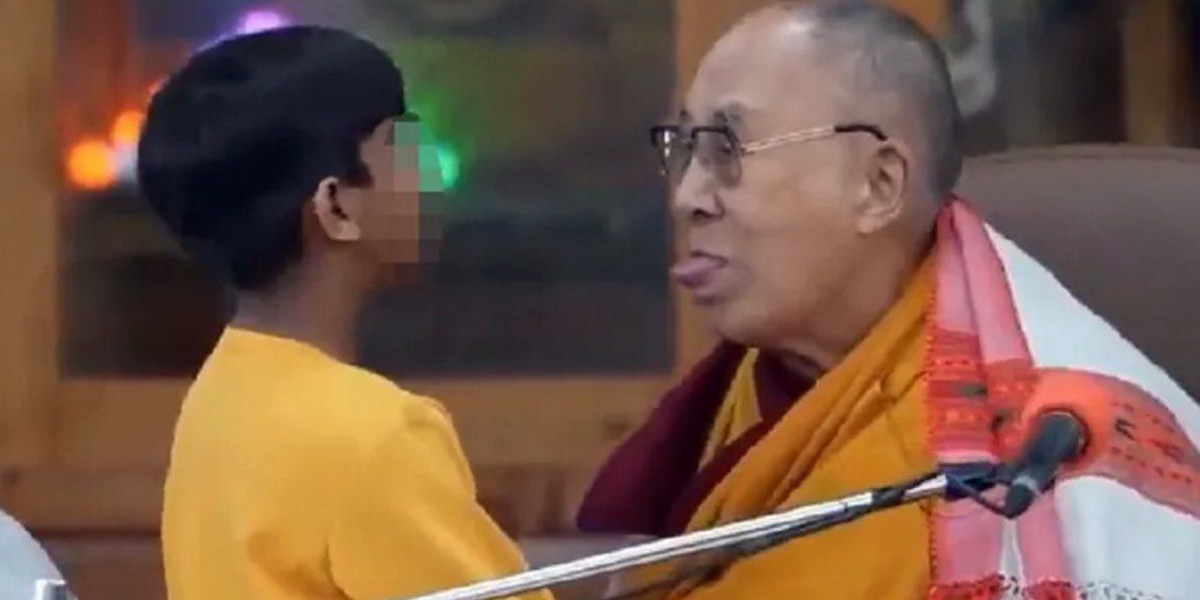 Dalajlama w ogniu krytyki. Kazał chłopcu ssać swój język. Szokujący film.