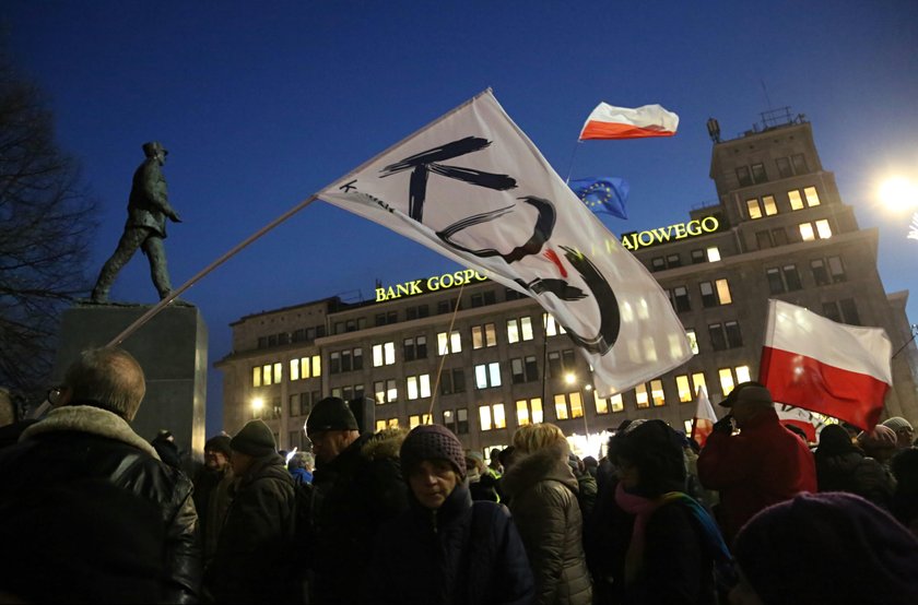 PiS i KOD idą przez Warszawę