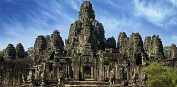 5. miejsce: Bajon – świątynia buddyjska w Angkor Thom, na terenie kompleksu zabytkowego Angkor, zbudowana przez króla Dżajawarmana VII. Świątynia składa się z 54 wież ozdobionych 216 smutno uśmiechającymi się twarzami Buddy Awalokiteśwary, będącymi, prawdopodobnie, wizerunkiem króla.