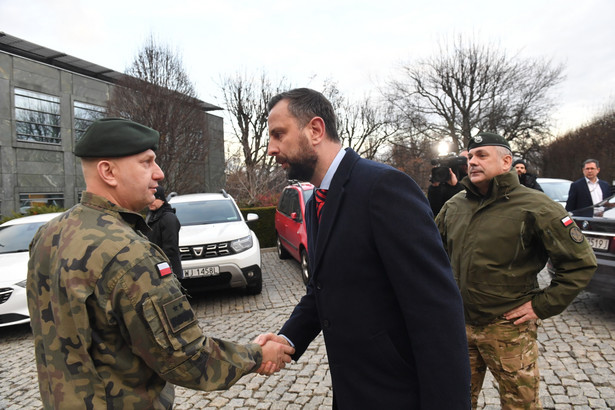 Minister obrony narodowej Władysław Kosiniak-Kamysz, szef Wojsk Obrony Terytorialnej gen. Maciej Klisz oraz szef Sztabu Generalnego Wojska Polskiego gen. Wiesław Kukuła po zakończeniu spotkania w BBN