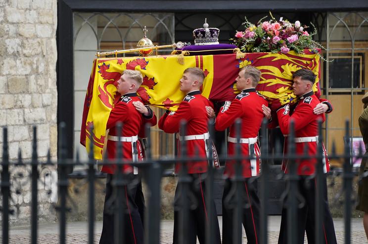 A koporsót vállukon hordó fiatal katonák a Westminster-apátság felé tartanak / Fotó: Profimedia