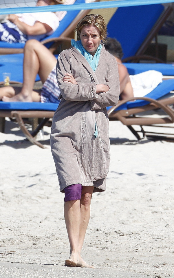 Emma Thompson nago na plaży