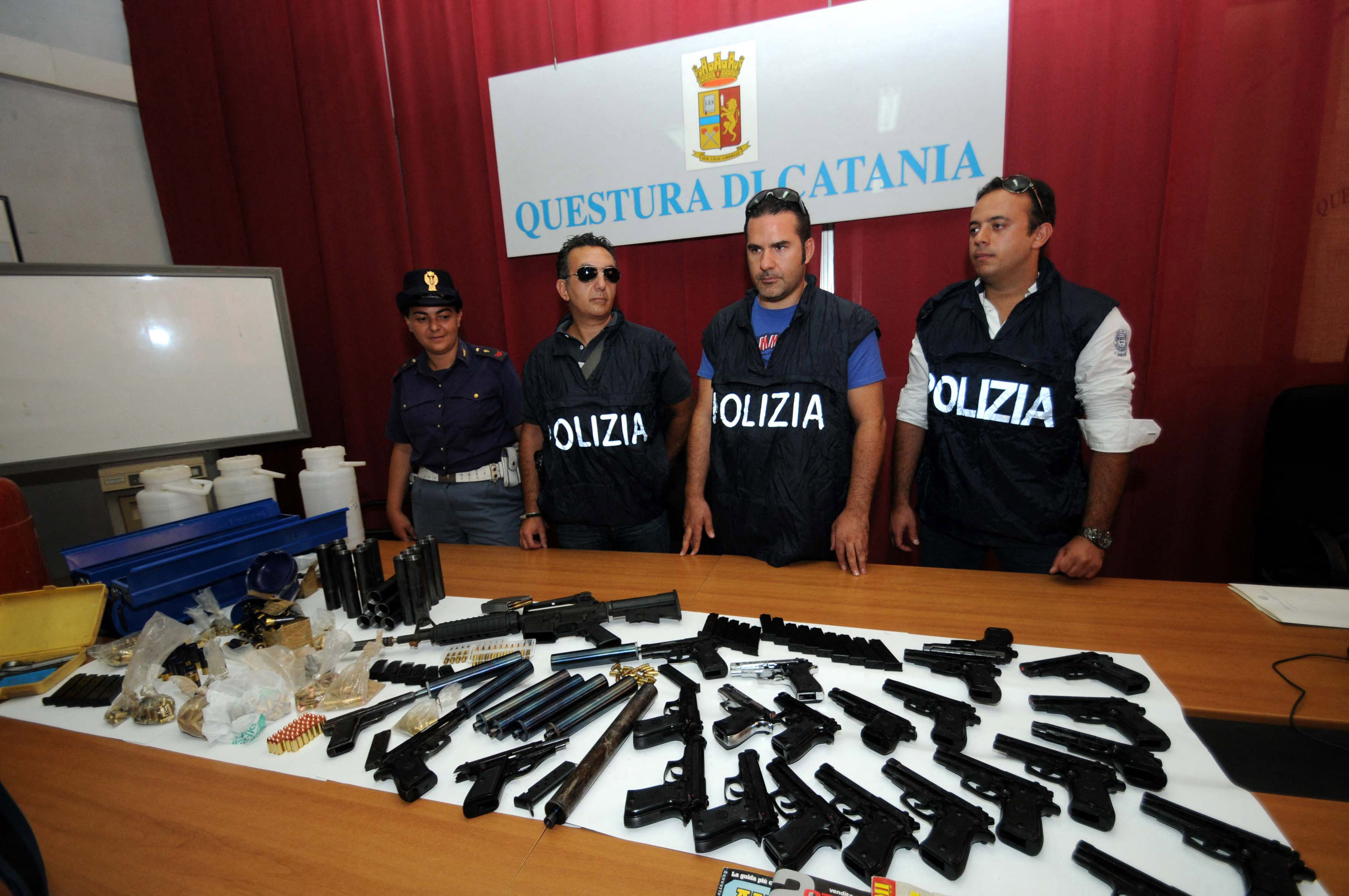 Doppia operazione: sequestrati arsenali di armi, droga e 100.000 euro