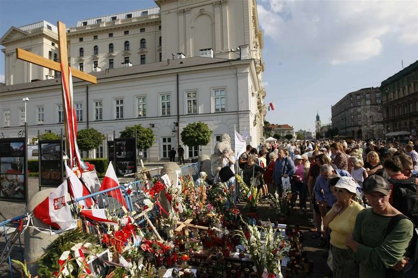 Profesor Tomasz Nałęcz (61 l.), doradca prezydenta Bronisława Komorowskiego (58 l.) zapowiedział, że Kancelaria Prezydenta nie będzie się zajmowała sprawą krzyża z Krakowskiego Przedmieścia ani kwestią budowy pomnika